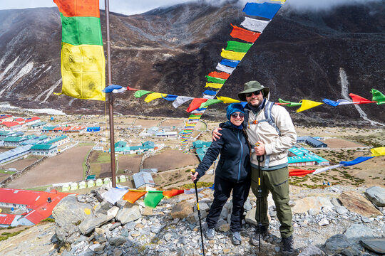 Pareja de senderistas abrazados en un mirador del publito Dingboche, en su camino al campamento base del Everest.