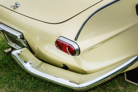 古い車のテールライト　Taillights of old cars, classic cars