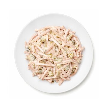 Cremiger deutscher Fleischsalat mit feinen Wurststreifen, Gew&uuml;rzgurken und Mayonnaise auf wei&szlig;em Teller, aus der Vogelperspektive auf wei&szlig;em Hintergrund.