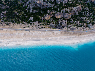 Fototapeta premium Breathtaking views of Salda Lake in Turkey with stunning turquoise waters and rocky landscape