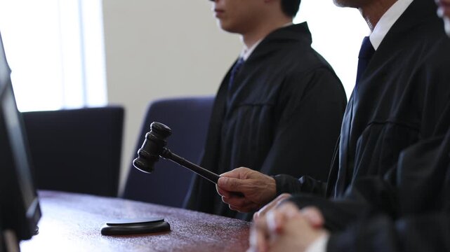 法廷で木槌を打つ裁判官の手元