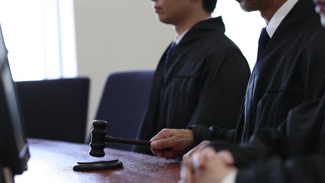 法廷で木槌を打つ裁判官の手元