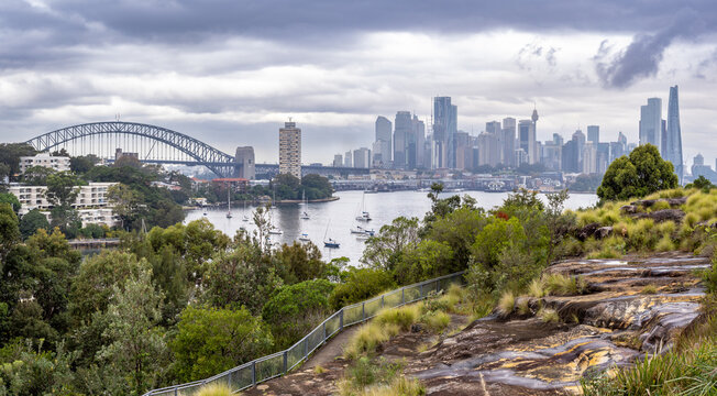 Sydney harbour bridge and Sydney skyline from Berry&rsquo;s bay lookout
