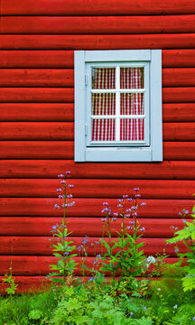 Fenster mit karierten Gardinen in einem roten schwedenhaus