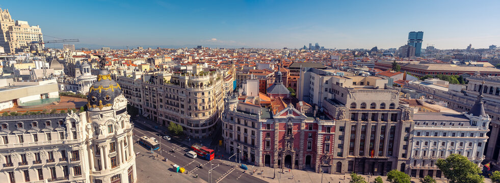 Panoramic rooftop view of the Metropolis Building and surrounding streets in central Madrid