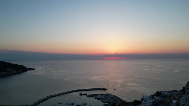 tramonto sul mare in estate con i gabbiani