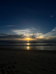 Obraz premium Sunset over Surathkal Beach with reflections on Arabian Sea