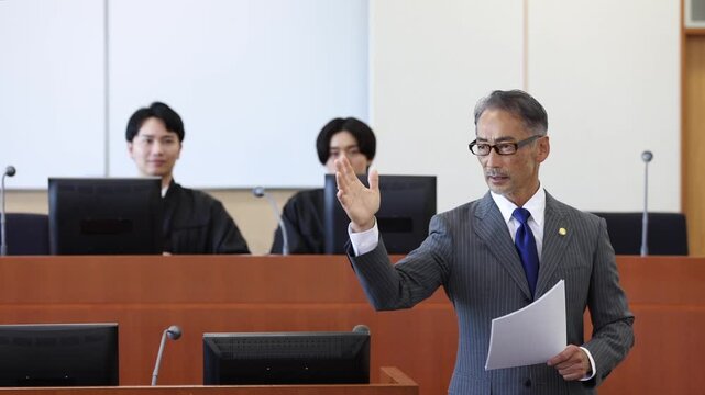 法廷で弁論を行う日本人弁護士