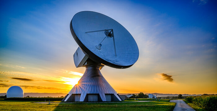 Radio telescope of a satellite earth station