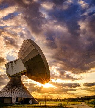 Radio telescope of a satellite earth station