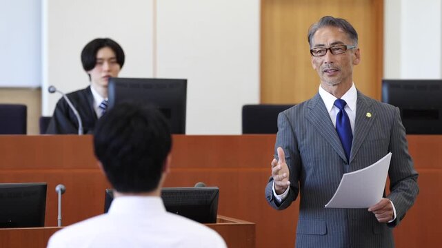 法廷で弁論を行う日本人弁護士
