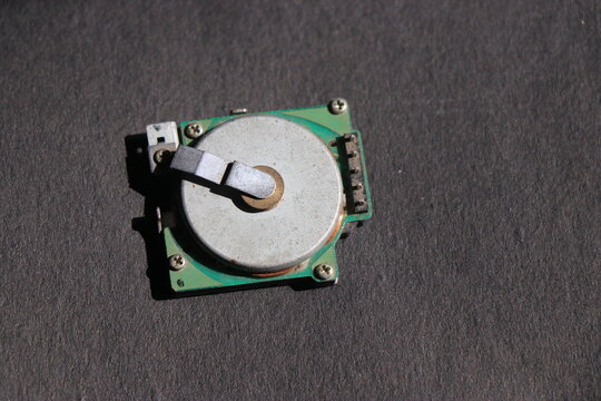 Flat type brushless dc motor mounted on a printed circuit board