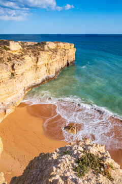 Vista vertical deslumbrante com vista para uma praia no Algarve - Portugal
