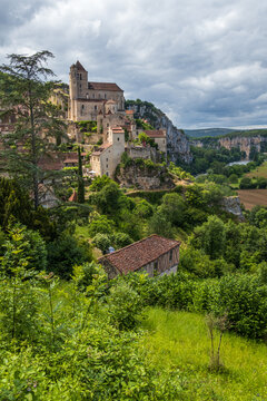 Vieux village &agrave; flanc de falaise de Saint-Cirq-Lapopie en Occitanie - France
