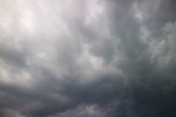 Obraz premium This photo shows a sky that looks cloudy, filled with thick and dense dark gray clouds typical of stratus or cumulonimbus clouds which indicate that it will rain.