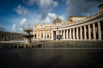 Obraz premium St. Peter's Square and Basilica with monumental colonnades in Vatican City, Rome