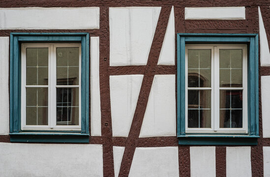 Fachwerkfassade mit Fenstern