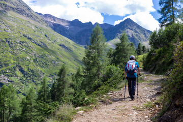 Fototapeta premium Tourist wandert in den Alpen in Österreich