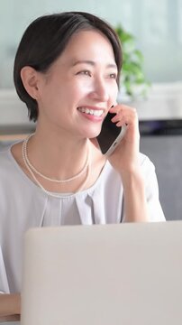 営業でスマホで電話るす日本人女性ビジネスシーン　商談や プレゼンテーションの打ち合わせ縦動画