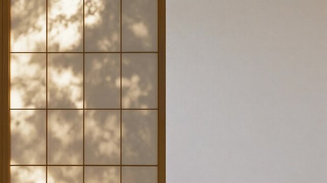 障子に揺れる木漏れ日の影と和室の静かな光