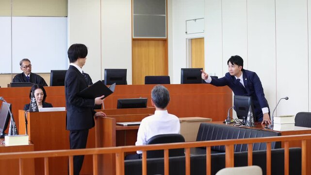 法廷で反対尋問を行う若い弁護士