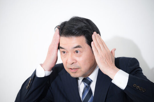 白髪染めやヘアセットをする日本人ミドル男性 身だしなみやエイジングケアのシニアメンズ美容クローズアップ
