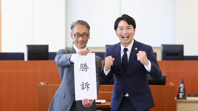 法廷で勝訴を喜ぶ日本人弁護士のポートレート