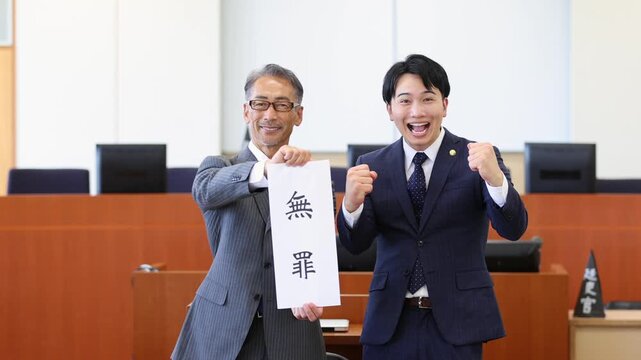 法廷で無罪判決を喜ぶ日本人弁護士のポートレート