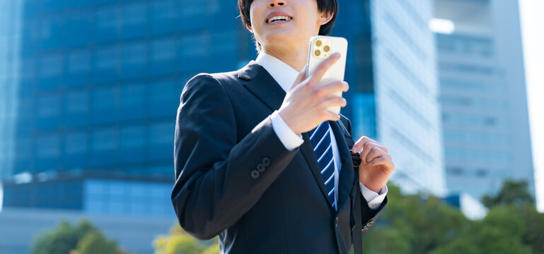携帯を持つ男性