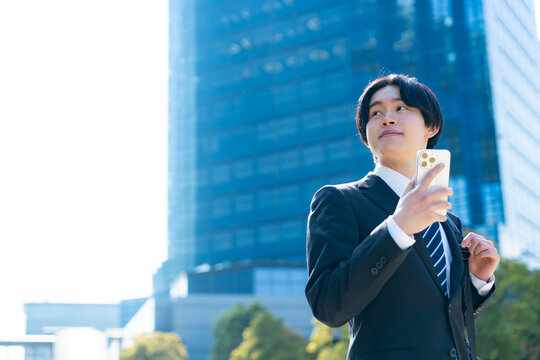 携帯を持つ男性