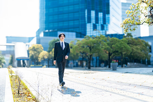 オフィス街を歩く男性