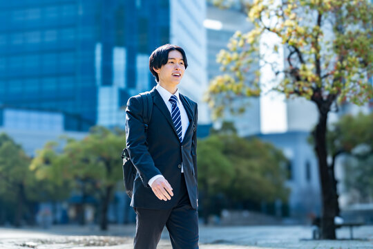 オフィス街を歩く男性