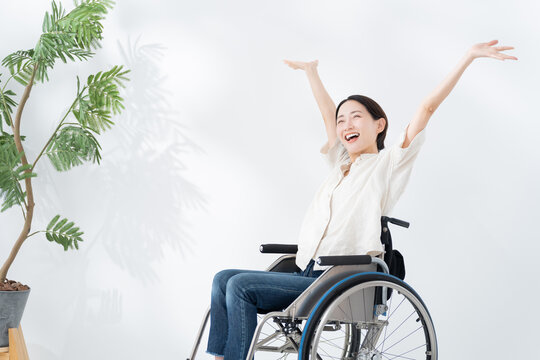 車椅子に乗る女性