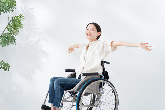 車椅子に乗る女性