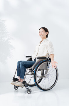 車椅子に乗る女性