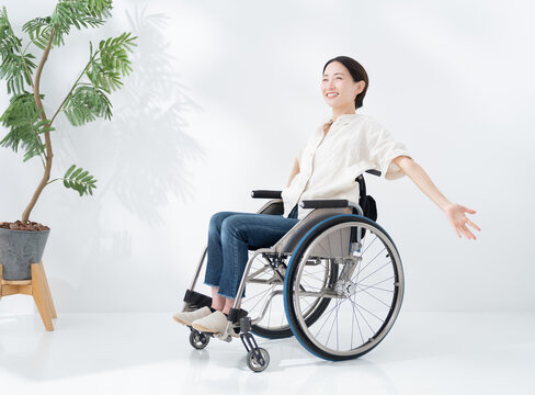 車椅子に乗る女性