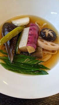 日本の秋を彩る光り輝く紅葉と素敵な懐石料理