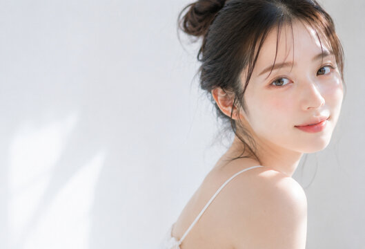 透明感あふれる20代前半の日本人女性のナチュラルビューティーポートレート｜スキンケア・美容・コスメ広告・コピースペース