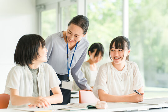 Elementary school children studying at cram schools/after-school programs, attending classes at school, and summer school, and their female instructors.