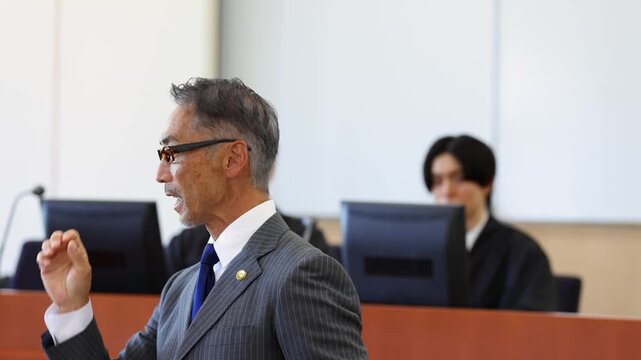 法廷で説明をするベテラン弁護士　