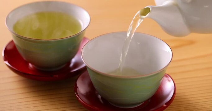 緑茶を注ぐ