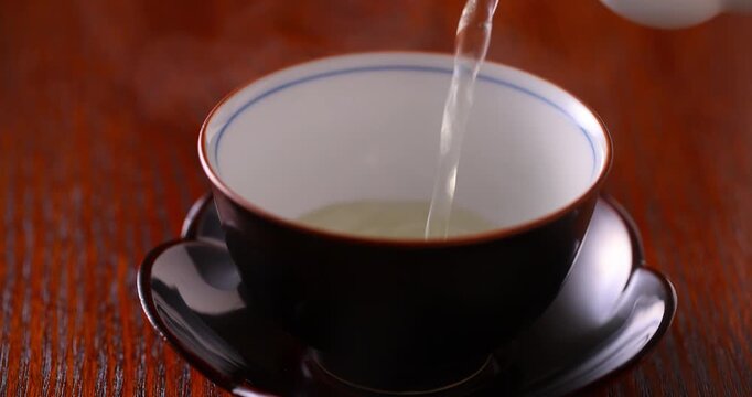 緑茶を注ぐ