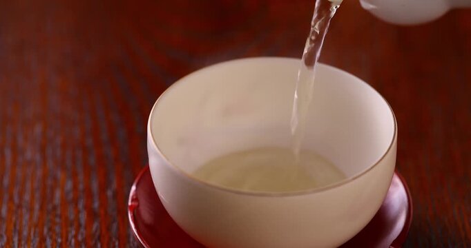 緑茶を注ぐ