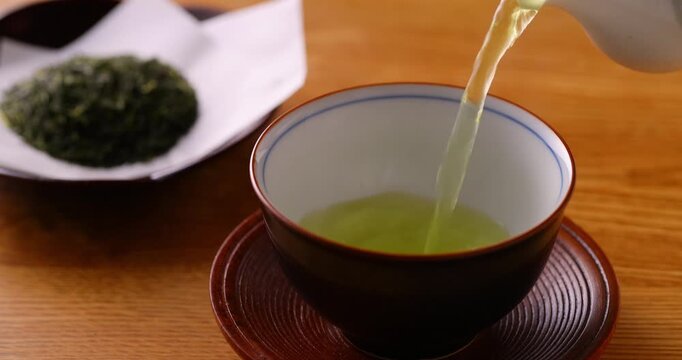 緑茶を注ぐ