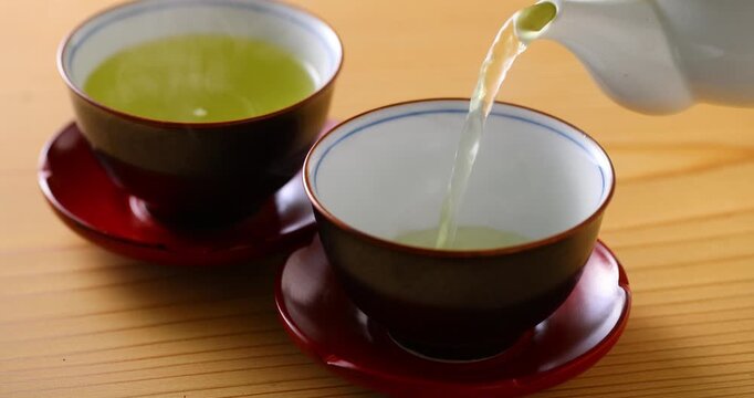緑茶を注ぐ
