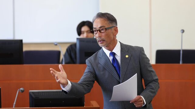 法廷で説明をするベテラン弁護士　