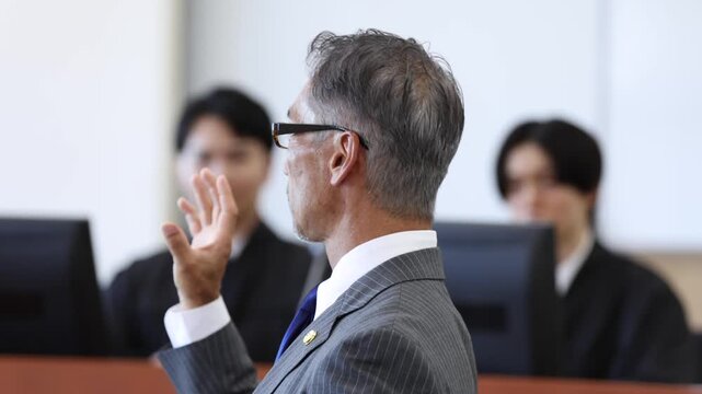 法廷で説明をするベテラン弁護士　