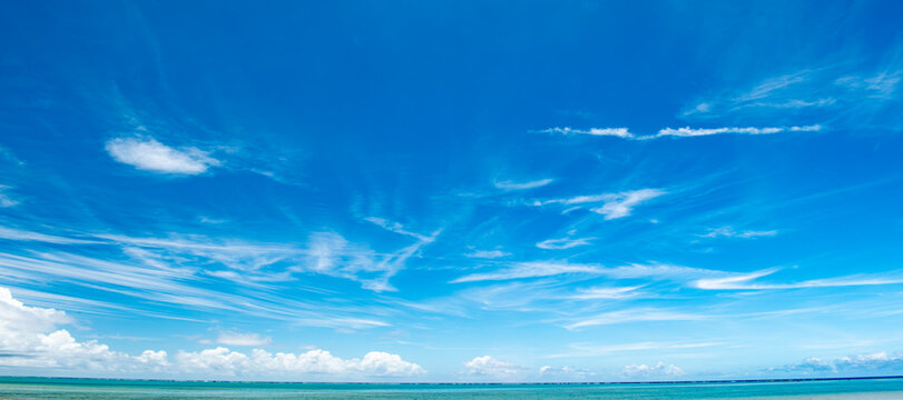 沖縄県南城市百名ビーチの海空雲