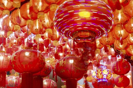 Traditional Chinese lanterns, numerous lanterns hanging from the ceiling, Wat Mangkon Kamalawat, Yaowarat Road, Chinatown, Bangkok, Thailand