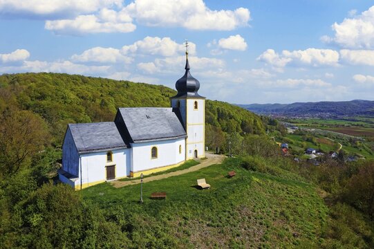 Branch church parish of Kirchehrenbach, St. Nikolaus, Vexierkapelle, first mentioned in 1460, at the very back right Ebermannstadt, houses right in front Reifenberg, district of Weilersbach, district of Forchheim, Upper Franconia, Bavaria, Germany